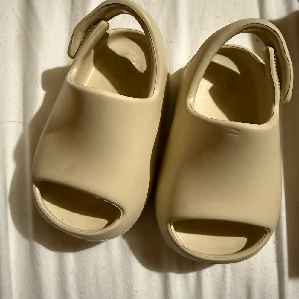 Kids Yeezy slides